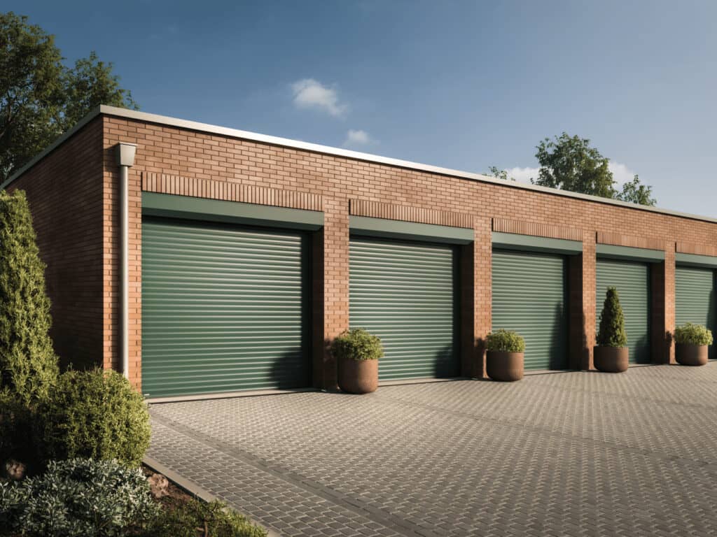 Fünf grüne Rolltore von Garagen nebeneinander