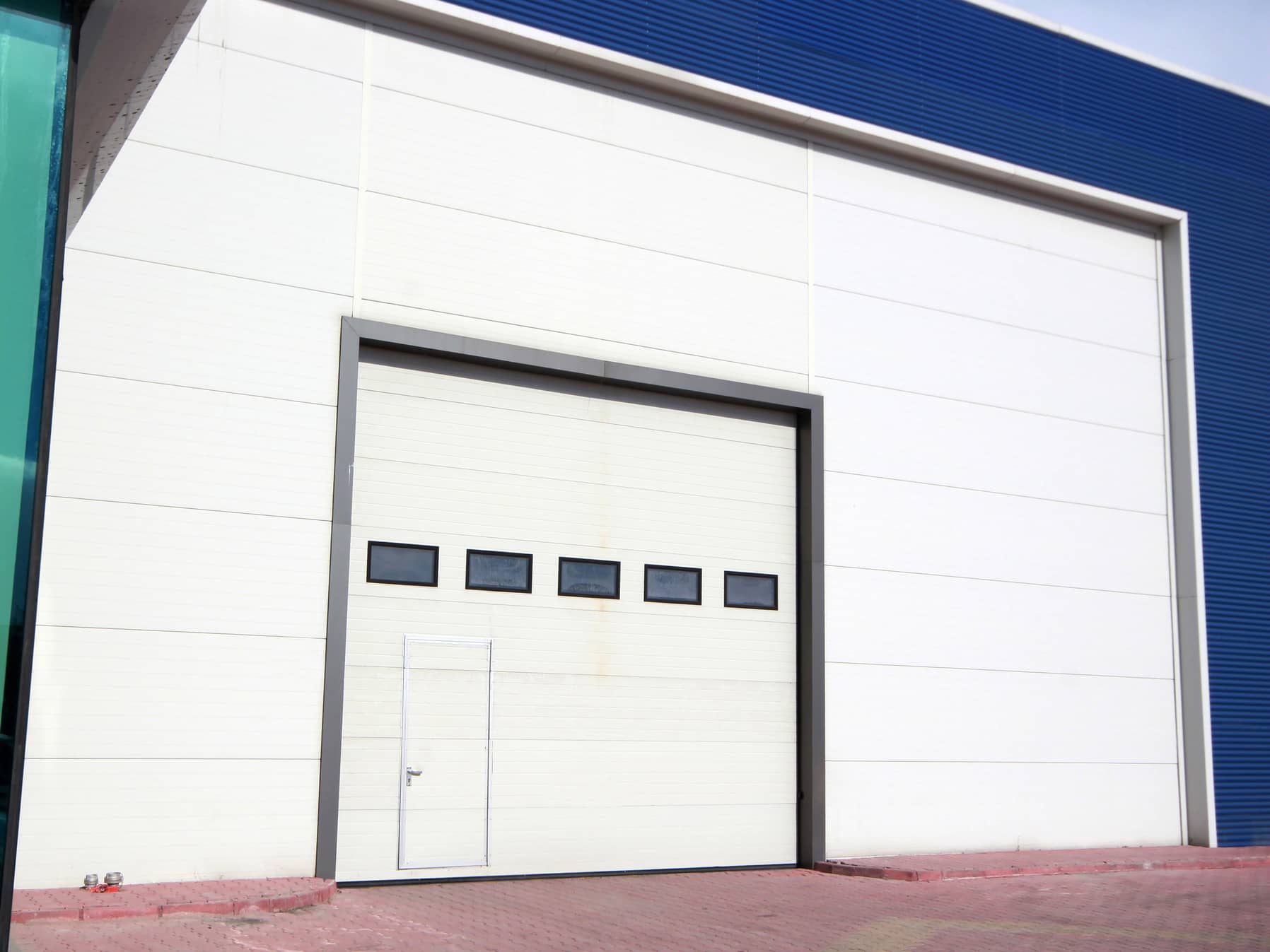 Garagentor mit Fenster an Industriegebäude