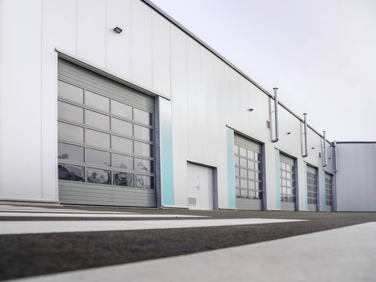 Garagentor mit Fenster an Industriegebäude