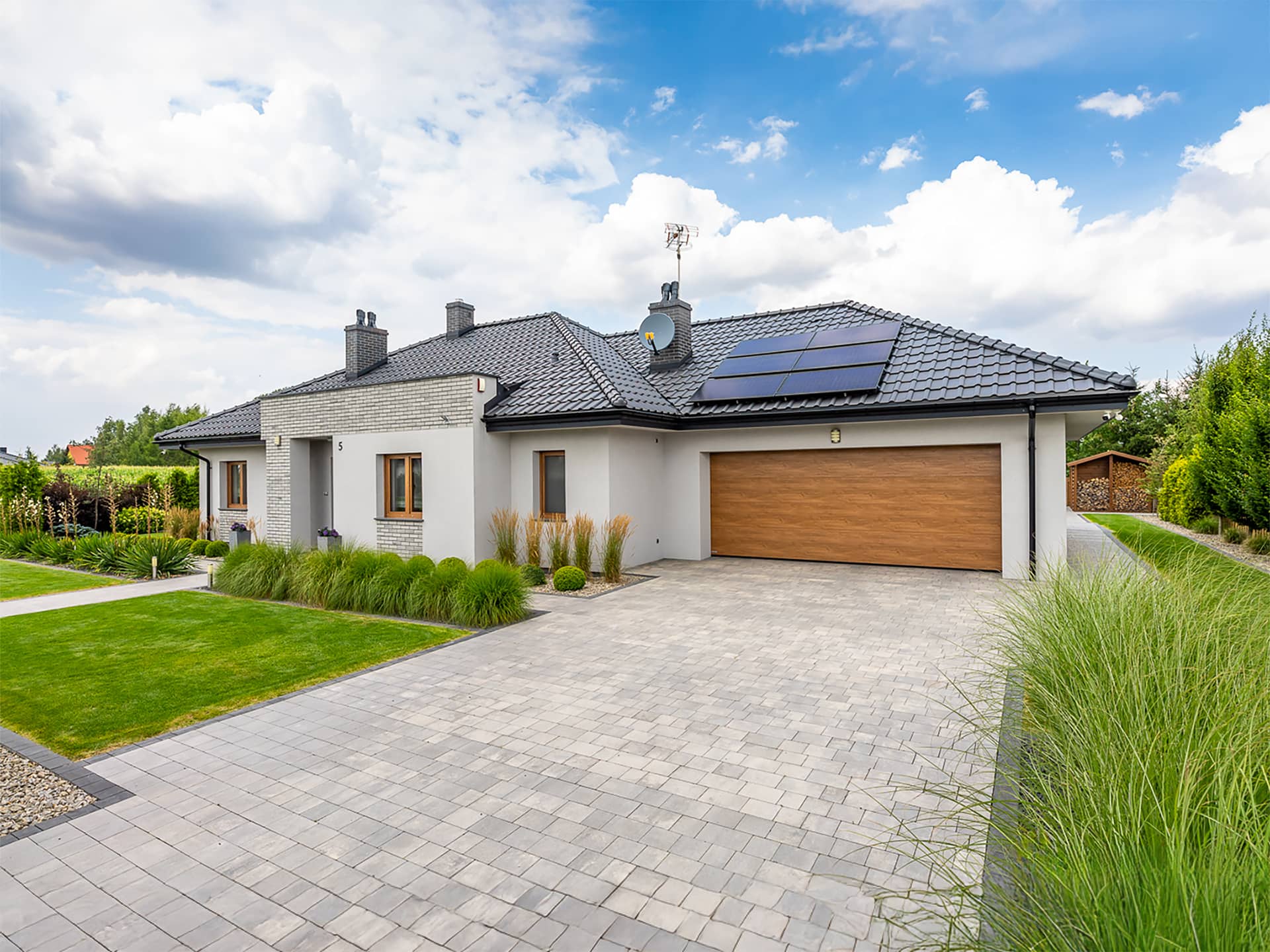 Garagentor mit Holzoptik auf Einfamilienhaus